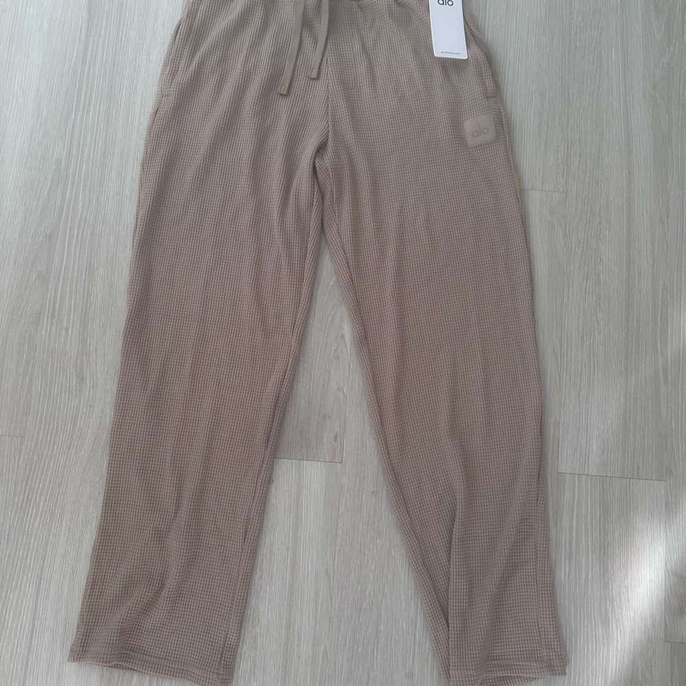 ALO Yoga Men's Tan Pants size Medium brand new with tags